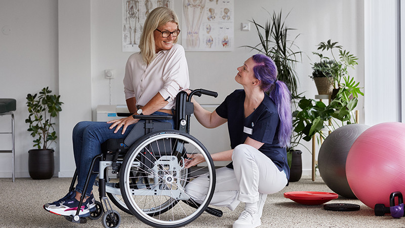 Etac wheelchair Cross 6 enviromental with user and physiotherapist