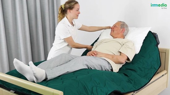 Den här videon förklarar hur man hjälper patienten att sitta i sängen med hjälp av ett nylonlakan med en låslucka.