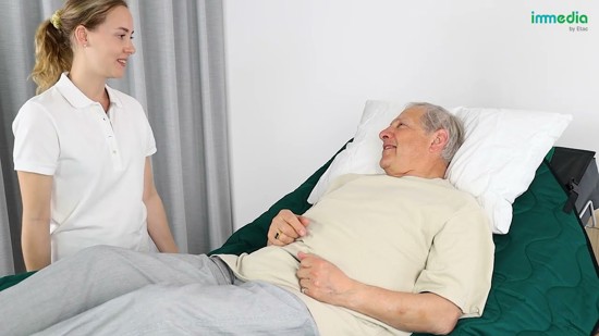 Den här videon förklarar hur man hjälper patienten att sitta i sängen med hjälp av ett Nylonlakan utan låslucka och antihalkskydd.