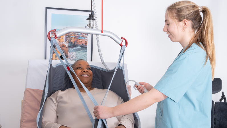 Molift EvoSling HighBack Padded Carer and patient.jpg