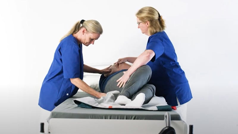 How to place the mattress under the patient 800x450.jpg