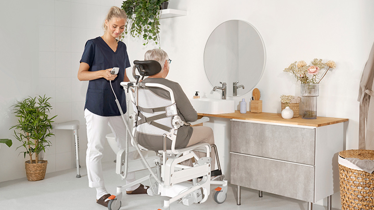 /globalassets/0-international/knowledge/insights/bathroom/clinical-benefits-shower-commodes/clinical-benefits-shower-commodes_powered-_mobile.jpg?width=1280&Quality=90&rmode=max&scale=down