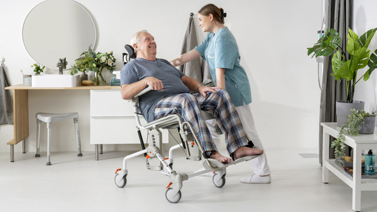 /globalassets/0-international/knowledge/insights/bathroom/clinical-benefits-shower-commodes/clinical-benefits-shower-commodes_reducing-strain.jpg?width=1280&Quality=90&rmode=max&scale=down