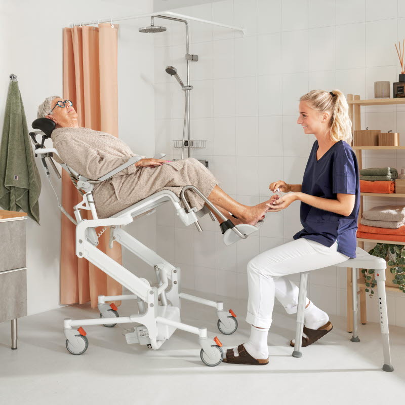 /globalassets/0-international/knowledge/insights/bathroom/unsung-heros-of-homecare/etac-alto-tilt-user-carer-shower-1-4.jpg?width=1280&Quality=90&rmode=max&scale=down