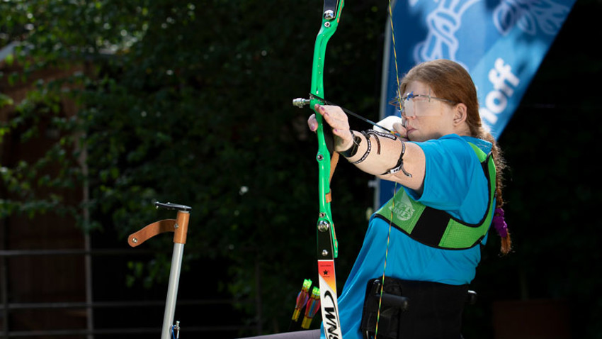 Claudia_aiming_archery1.jpg