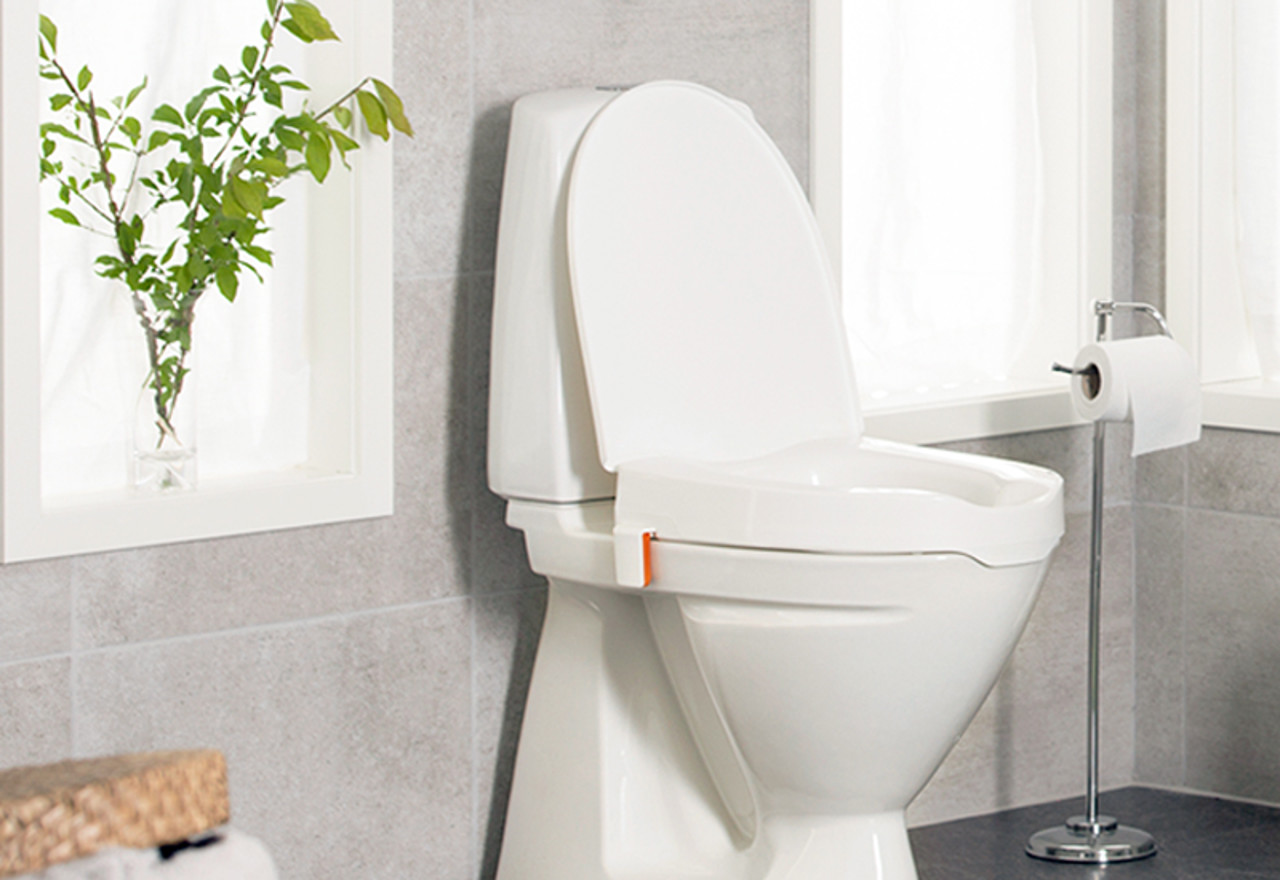 /globalassets/0-international/products/bathroom-aids/campaigns/bathroom-safety/2.-by-the-toilet-3.jpg?width=1280&Quality=90&rmode=max&scale=down