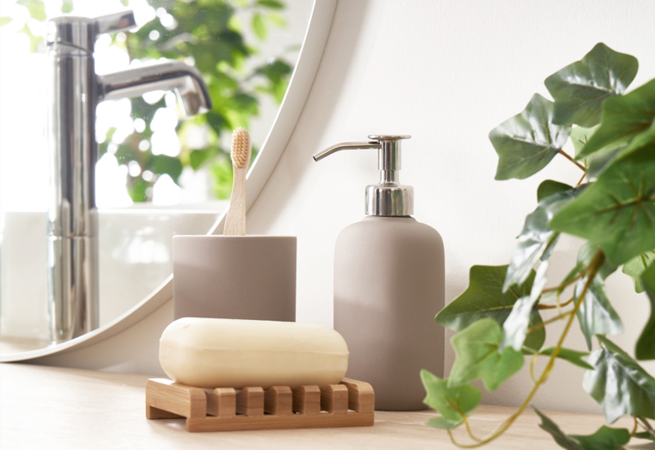 /globalassets/0-international/products/bathroom-aids/campaigns/bathroom-safety/by-the-wash-basin.jpg?width=1280&Quality=90&rmode=max&scale=down