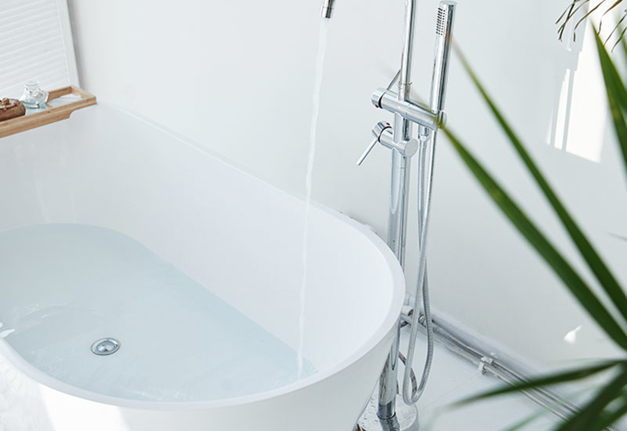 /globalassets/0-international/products/bathroom-aids/campaigns/bathroom-safety/in-the-bathtub-3.jpg?width=1280&Quality=90&rmode=max&scale=down