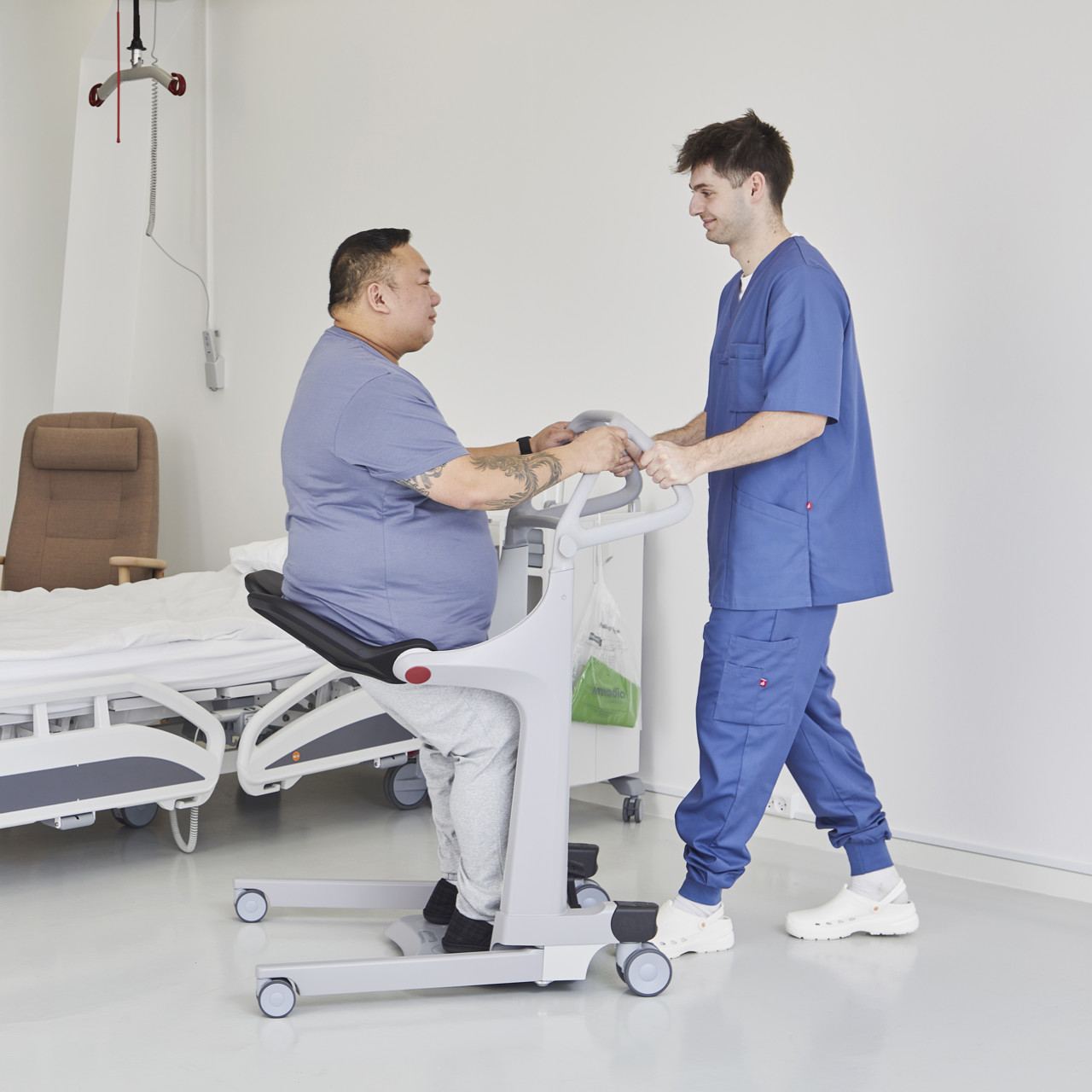 /globalassets/0-international/products/patient-handling/campaigns/molift-transfer-pro/molift-transfer-pro_hospital-6-web.jpg?width=1280&Quality=90&rmode=max&scale=down