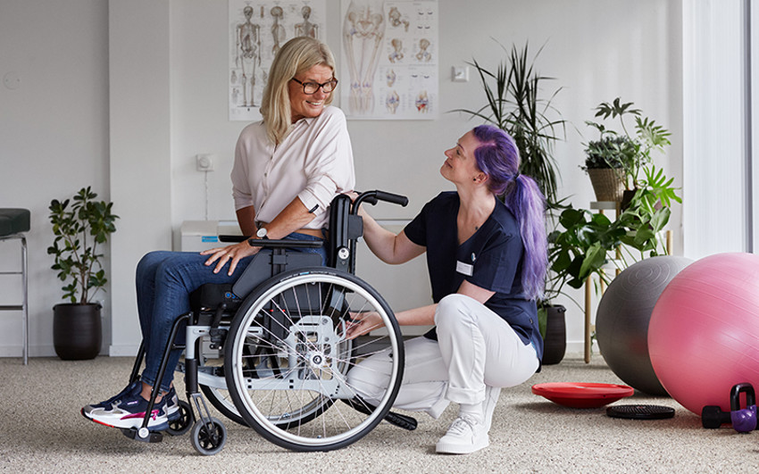 Etac wheelchair Cross 6 enviromental with user and physiotherapist