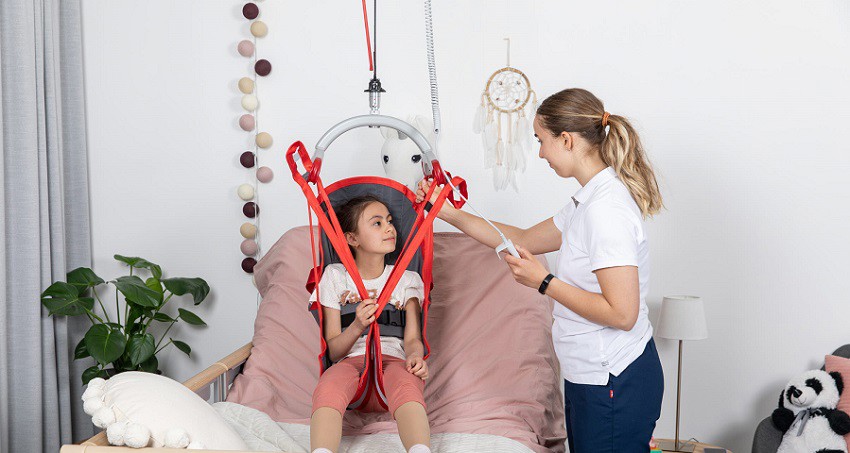 Molift RgoSling Amputee HB_Molift Air_Carer and child 850.jpg