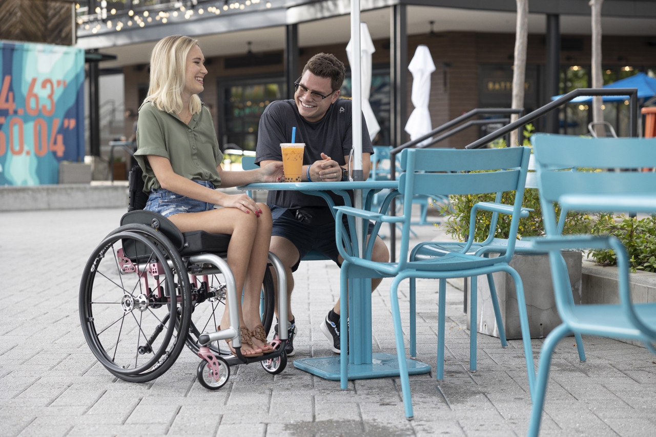 /globalassets/0-norway/nyheter/uu/rogue2-amanda-teal-cafe-lifestyle-0994.jpg?width=1280&Quality=90&rmode=max&scale=down