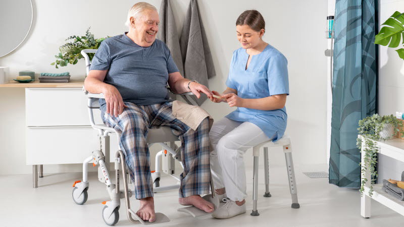 Etac Swift Mobil-2 XL user and carer-800x450.jpg