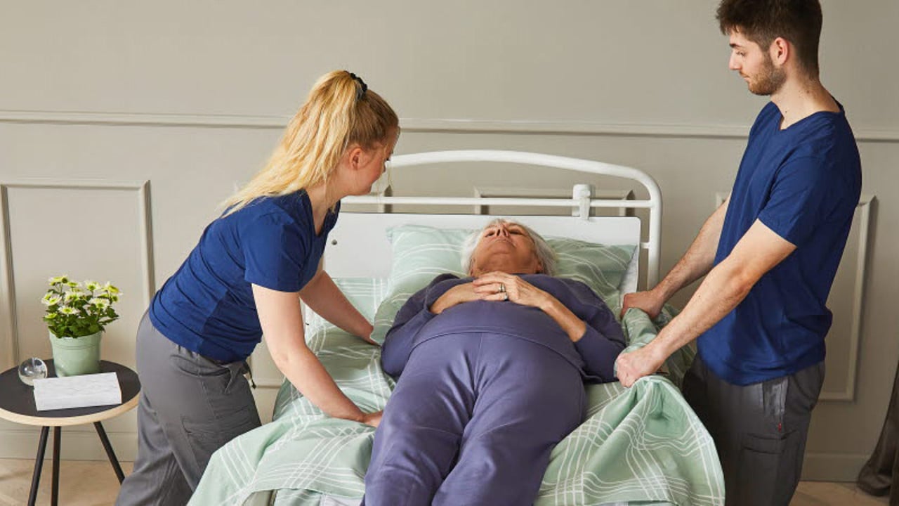 /globalassets/0-sweden/produkter/patientforflyttning/dragmatning/immedia-satinsheet-4d_user-in-bed_2-carers800x450.jpg?width=1280&Quality=90&rmode=max&scale=down