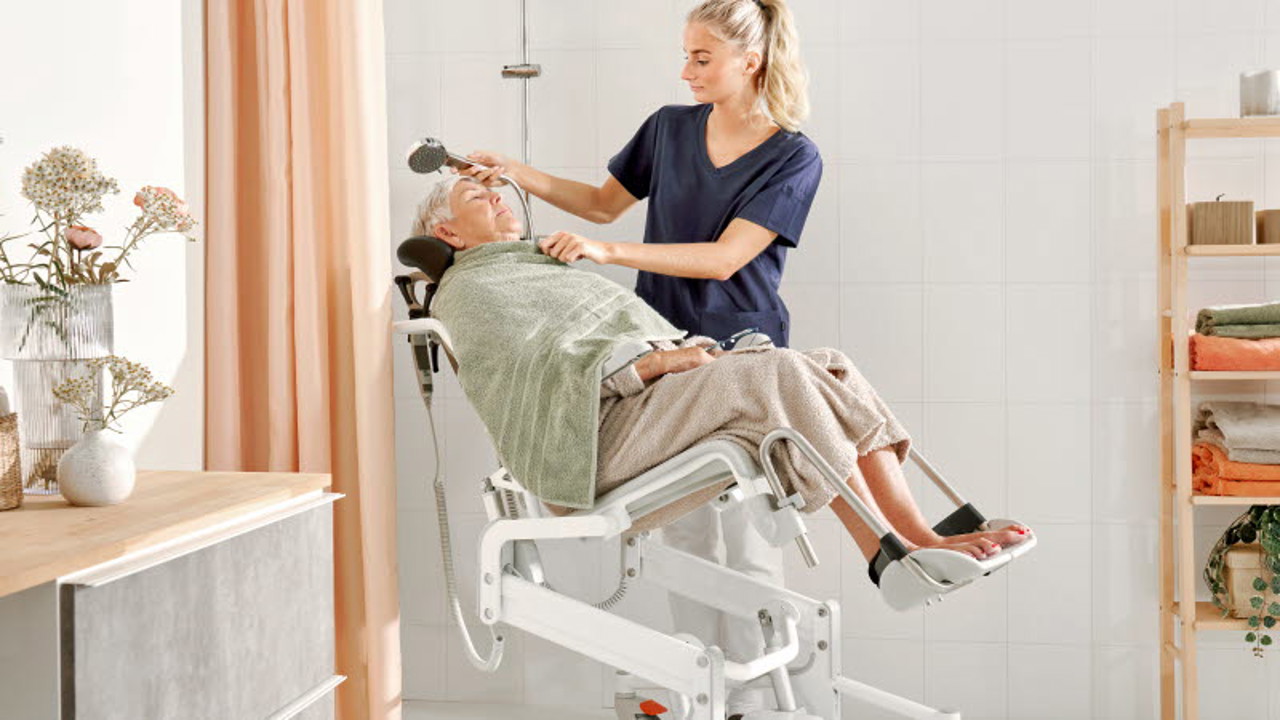/globalassets/0-sweden/utbildning/hygien/etac-alto-tilt-user-carer-shower-800x450.jpg?width=1280&Quality=90&rmode=max&scale=down