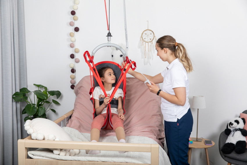 Molift RgoSling Ampu HB_Molift Air_Carer and child.jpg