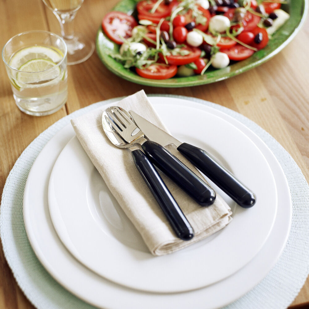 Etac Light cutlery with thick handles enables a relaxed grip.