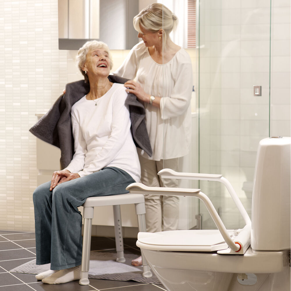 With its neat design, Etac Supporter blends naturally into the bathroom.