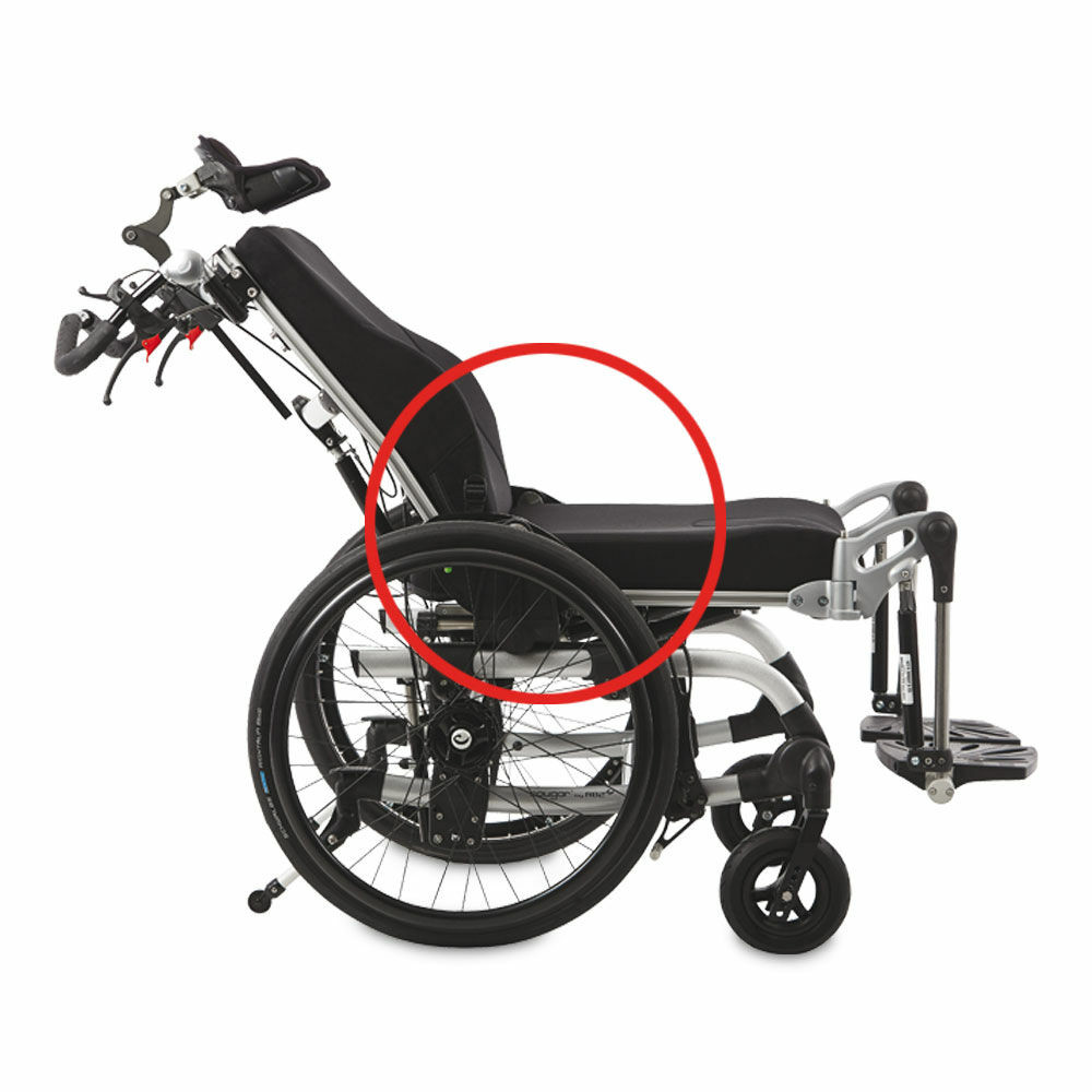 The angle between the back and seat can be adjusted using the back recline. The pivot point of the back recline is positioned close to the pivot point of the hip joint in order to minimize the movement of the body relative to the wheelchair during the back recline movement.