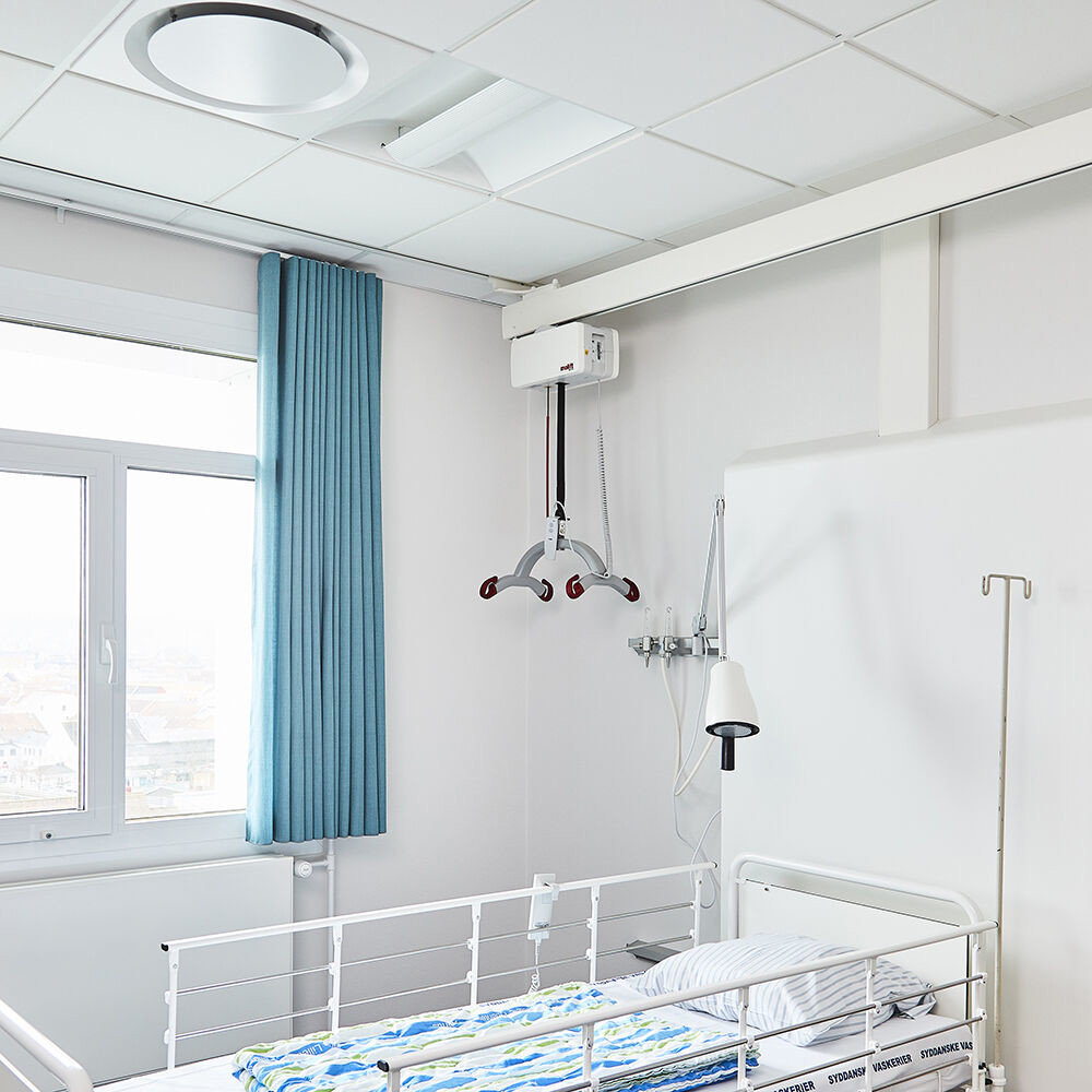 Molift single rails, straight or curved, are easily integrated and aesthetically adjusted to the design and architecture of the room.