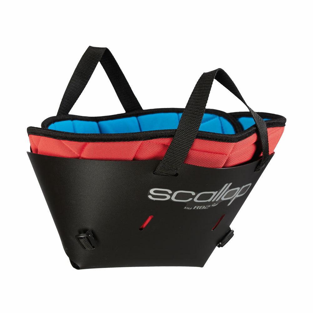 Weighing less than 2kg , the Scallop is easy to travel with. You can carry the product using the two handles provided.
