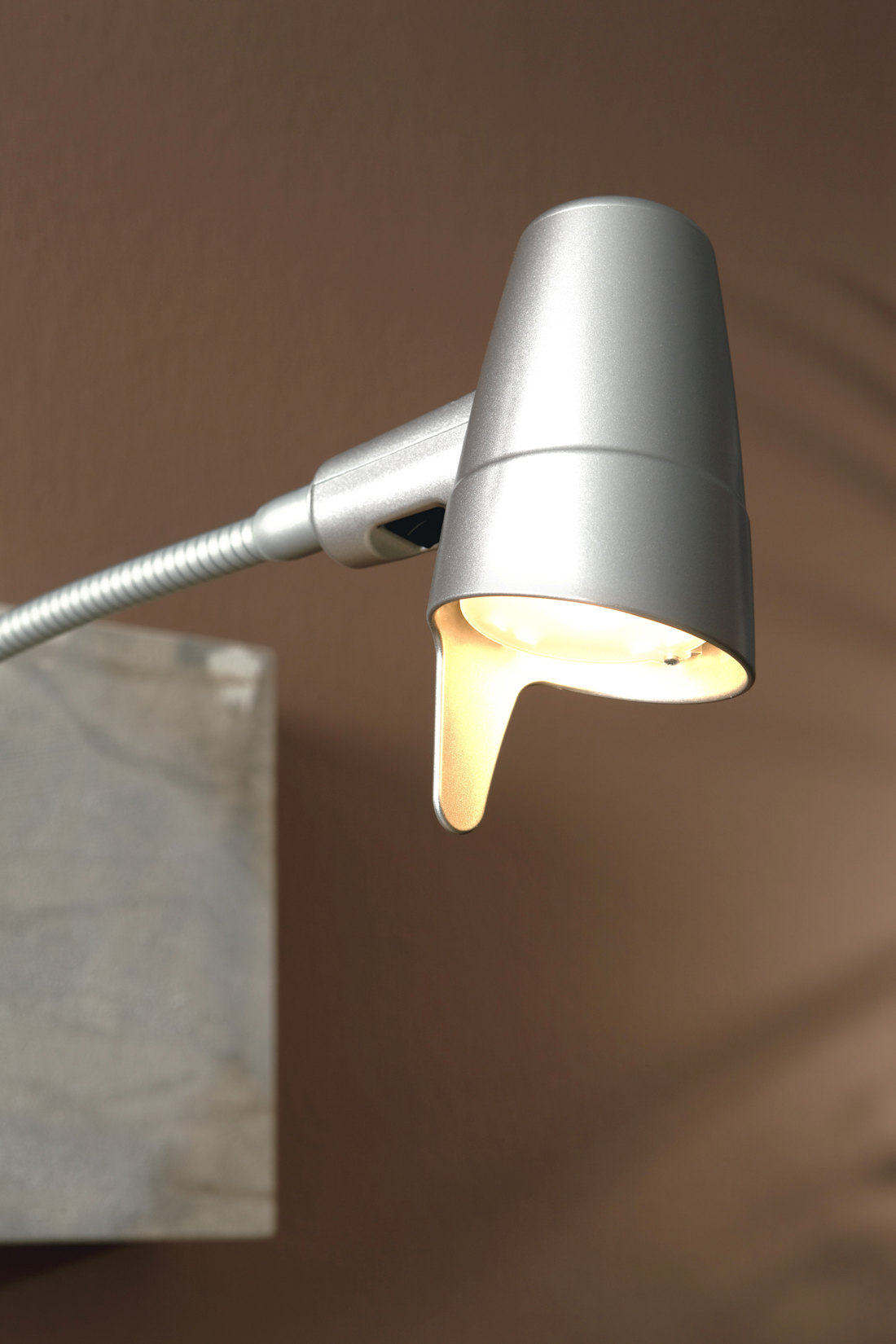 Nærbilde av leselampe Sola med bryter på hodet