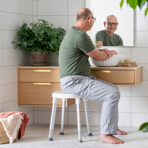 Etac Easy man in mirror