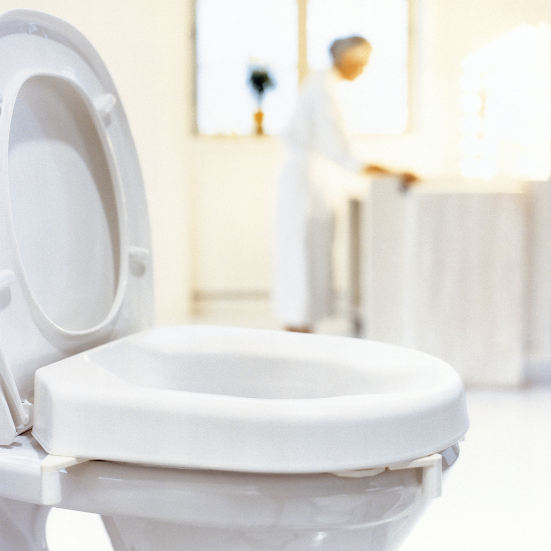 The seat unit can easily be removed or just folded up for cleaning.