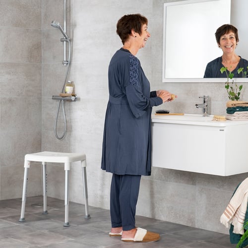 Etac Smart in shower with woman