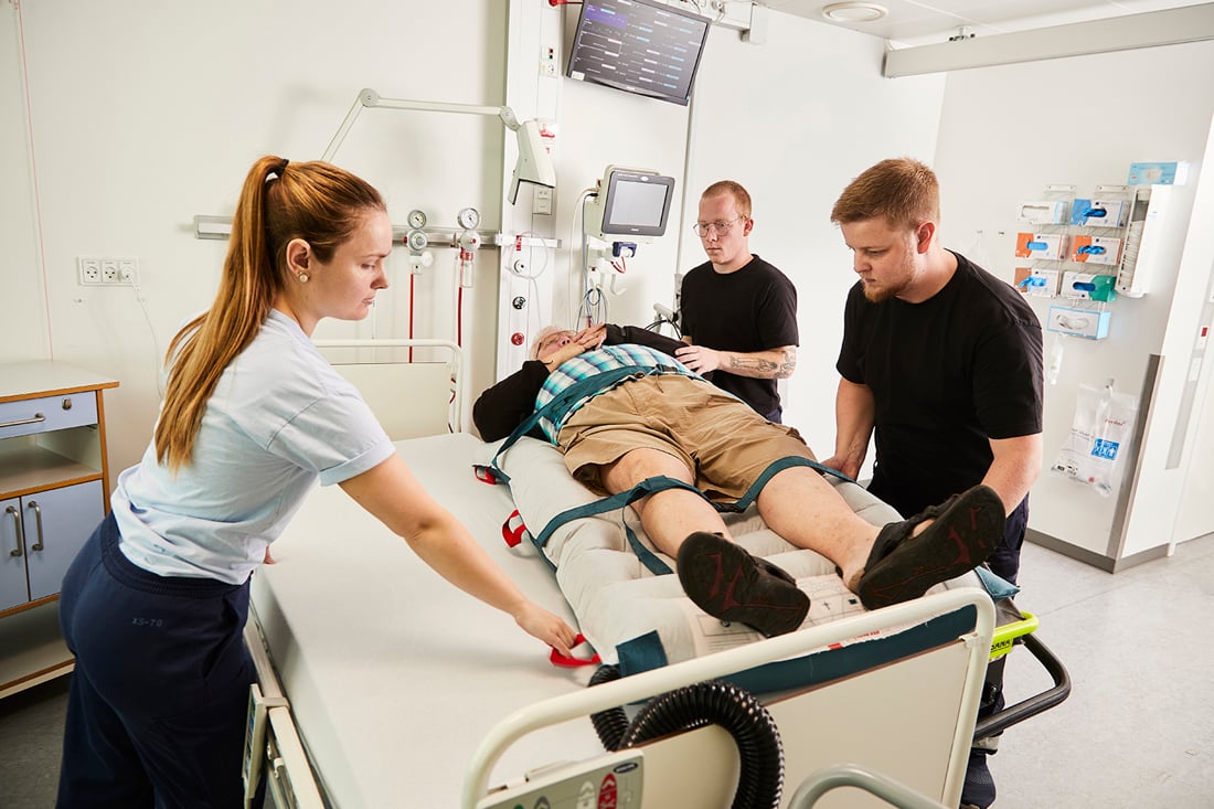 HoverMatt SPU - Paramedics delivering patient at hospital