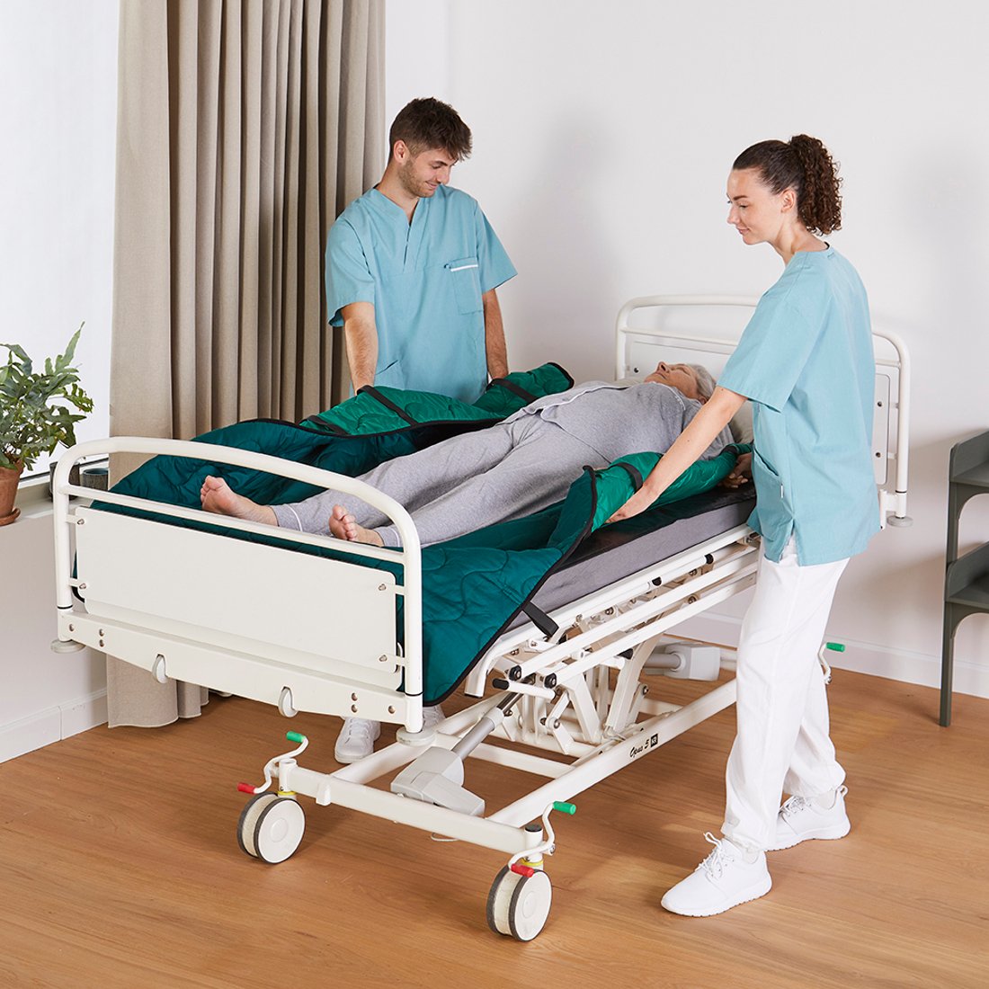 Immedia 4WayGlide Maxi_User in bed_Carers (2)