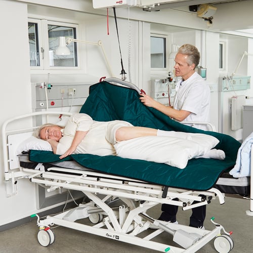 Immedia 4WayGlide_Molift Air_LeanOnMe_Patient in bed_Carer (4)