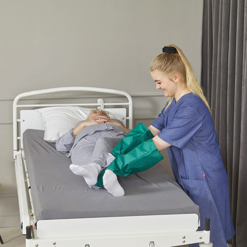 Immedia MultiGlide Glove_User in bed_Carer
