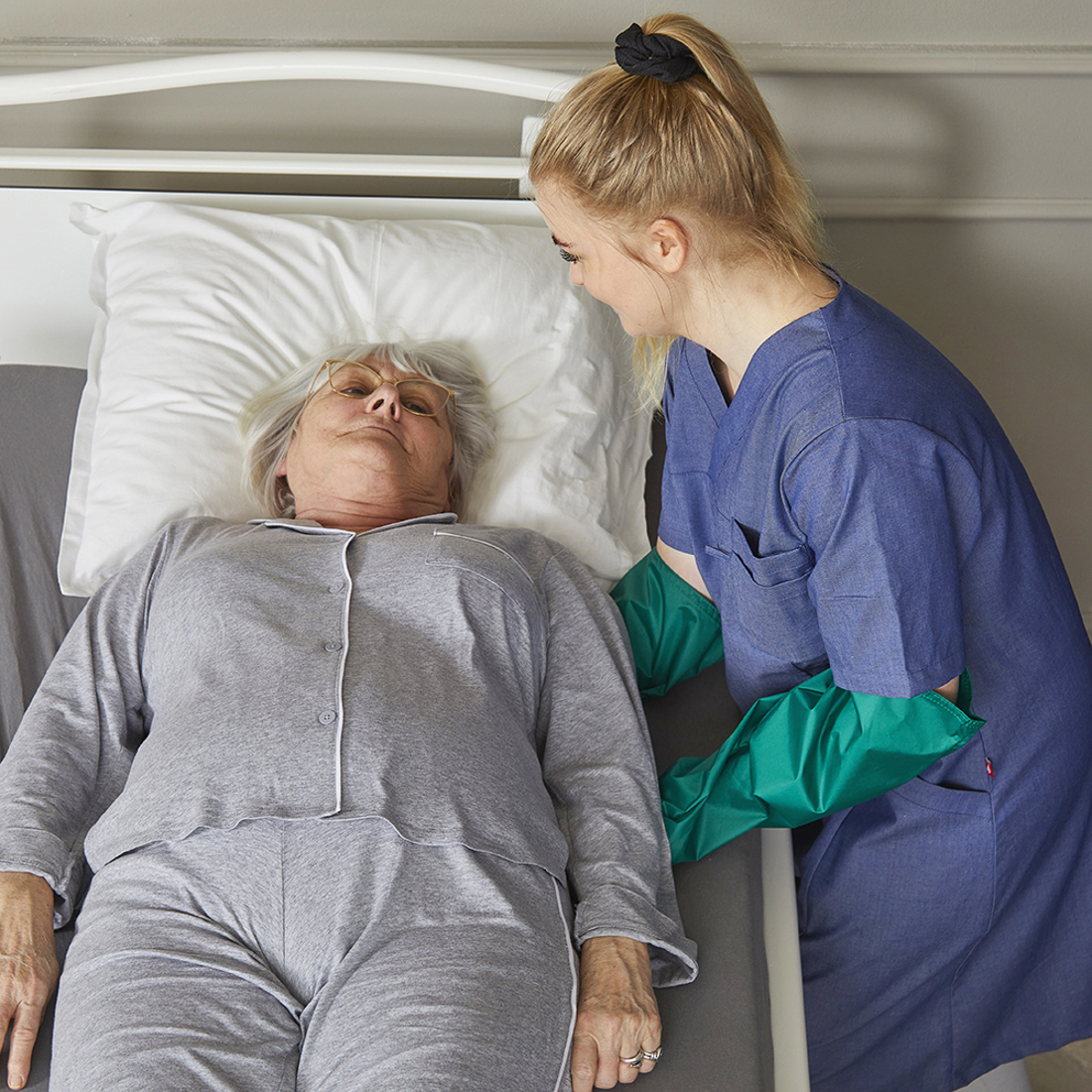 Immedia MultiGlide Glove_User in bed_Carer (6)