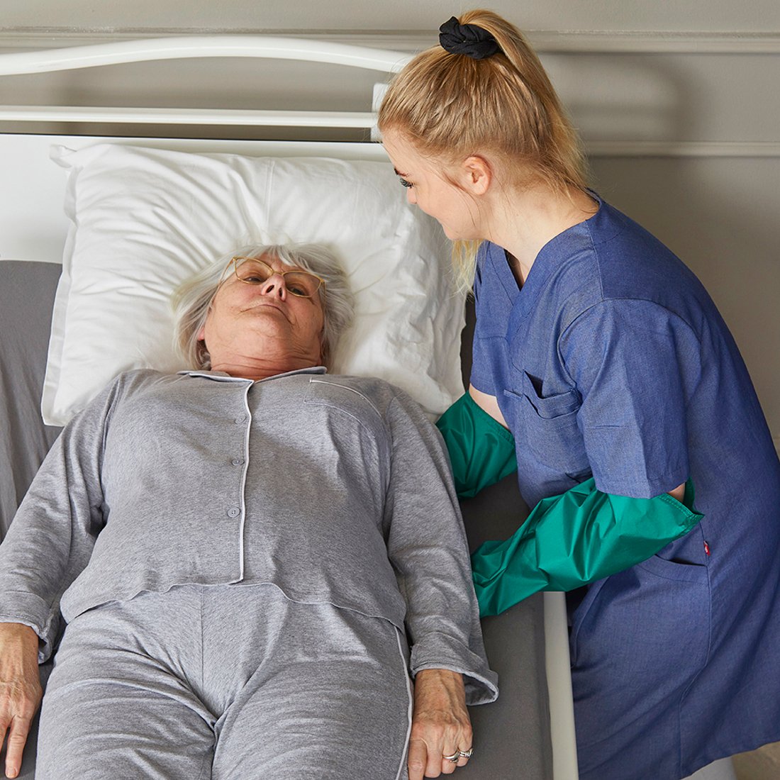 Immedia MultiGlide Glove_User in bed_Carer (6).jpg