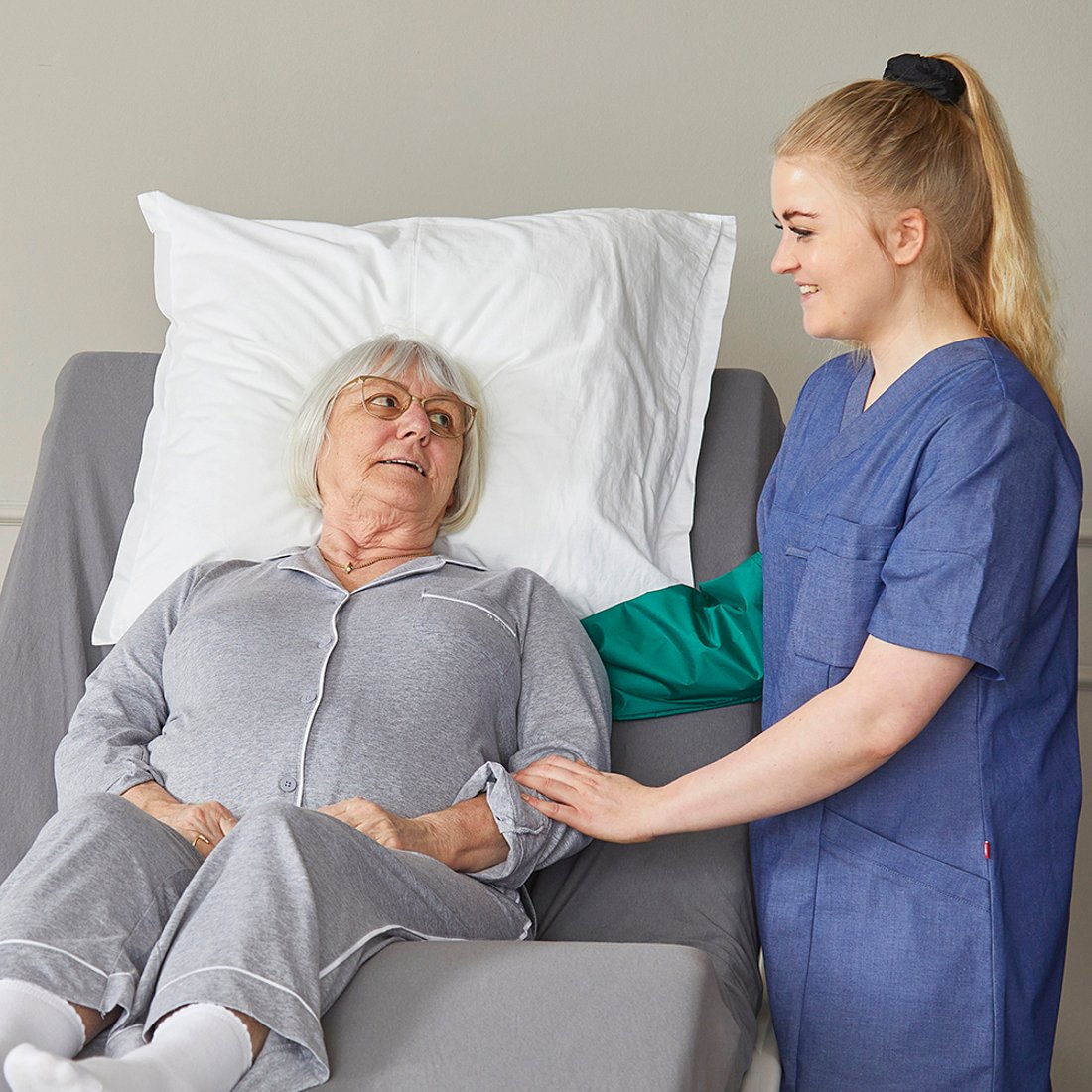 Immedia MultiGlide Glove_User in bed_Carer.jpg