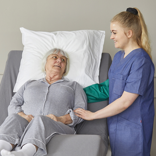 Immedia MultiGlide Glove_User in bed_Carer