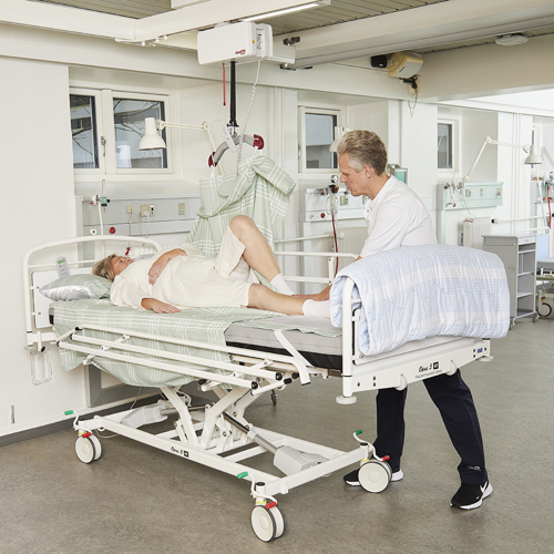 Immedia SatinSheet 4D_Molift Air_Patient in bed_Carer (12).jpg