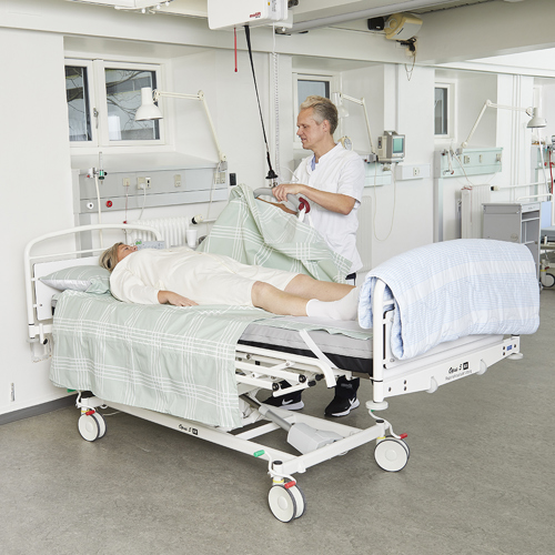 Immedia SatinSheet 4D_Molift Air_Patient in bed_Carer (7).jpg