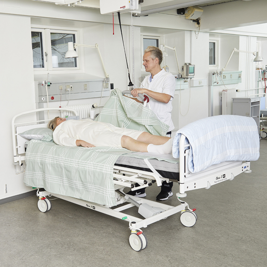 Immedia SatinSheet 4D_Molift Air_Patient in bed_Carer (7).jpg