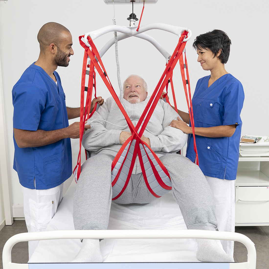 Molift RgoSling MediumBack Plus with user and carers front