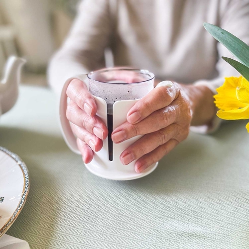 Tasty-Beaker-two-hands-hot-beverage-(1)