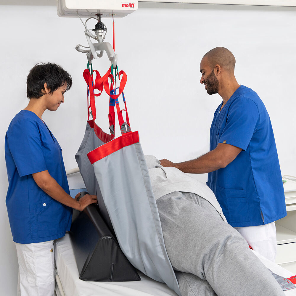 The webbing on the Repositioning Sheet is sewn along the edge of the sheet. This ensures a smooth surface and a comfortable transfer situation, without the webbing creating a pressure care risk, for the patient.