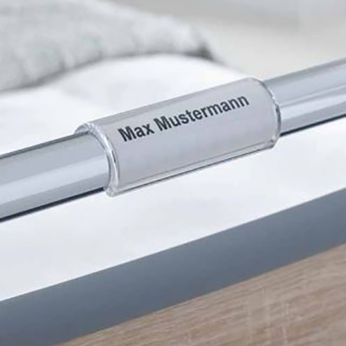 Navnelapp holder for sykehusseng