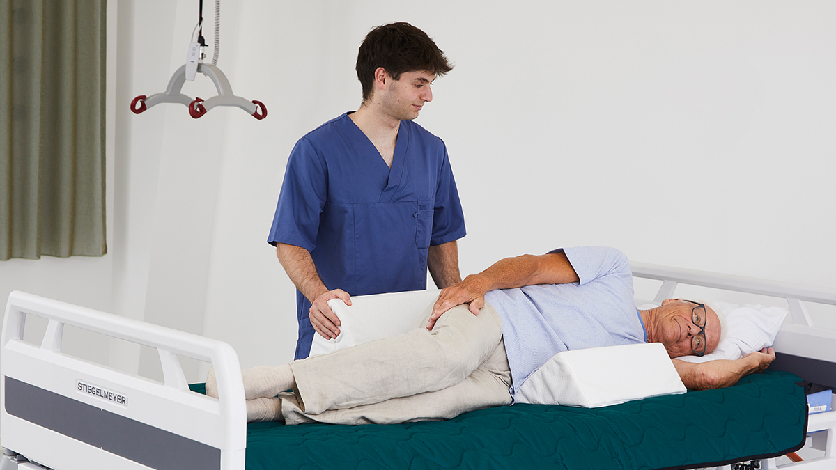 Immedia LeanOnMe Triangle Man lying in bed