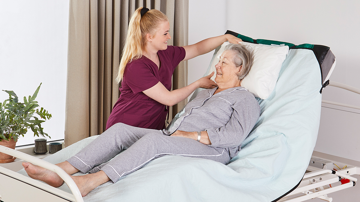 Immedia TwinSheet4Glide Carer assisting user