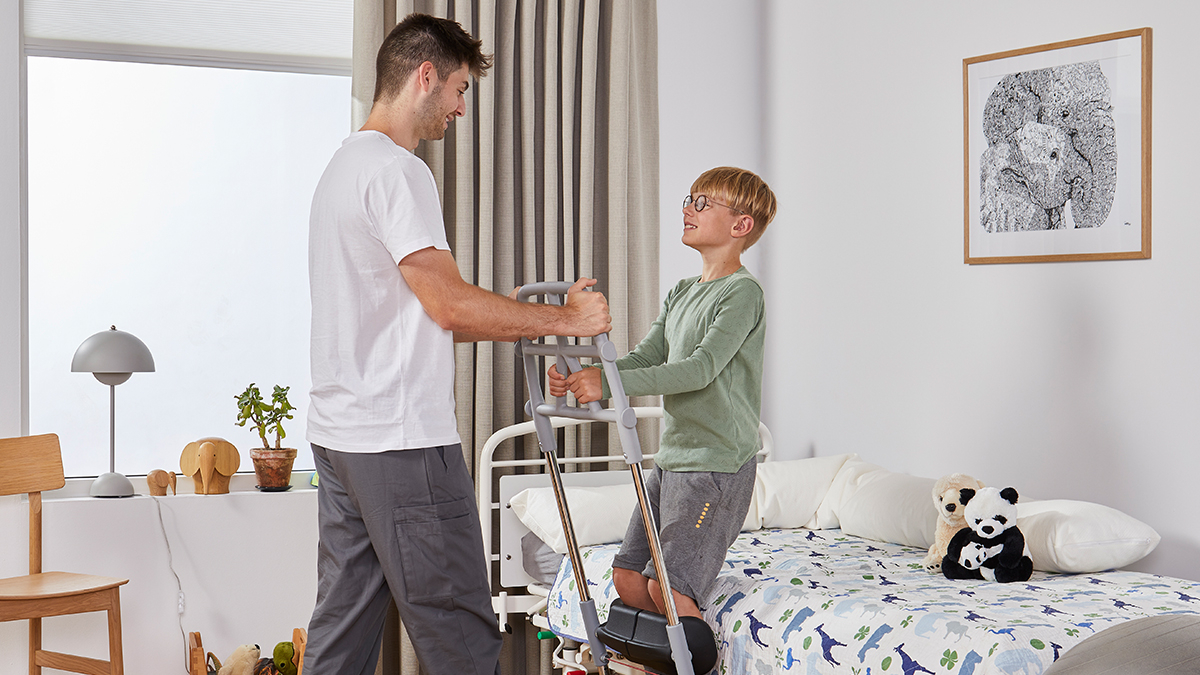 Molift Raiser Pro Child and caregiver