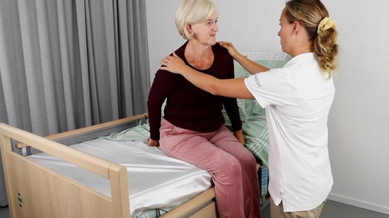 Lär dig hur du hjälper en patient upp ur sängen med SatinSheet 4Direction DrawSheet