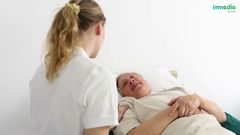 Cette vidéo explique comment replacer un patient plus haut dans le lit avec le système de drap intégré Immedia 4WayGlide et un lève-personne plafonnier.