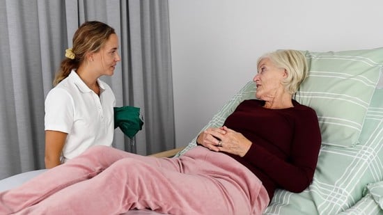 Lär dig hur du hjälper en patient att sitta i sängen med SatinSheet 4Direction DrawSheet